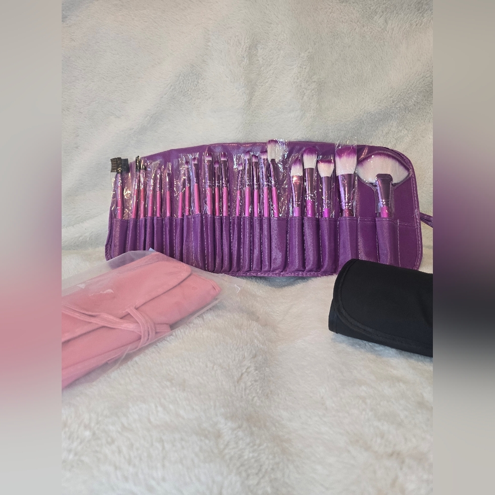 22 Piece Makeup Brush Set with Case Your Choice Of Color